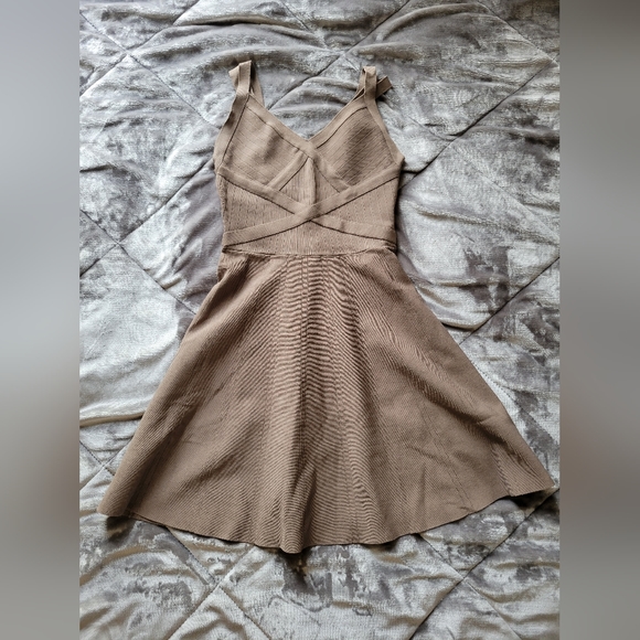 Guess short Beige Dress - Picture 1 of 3